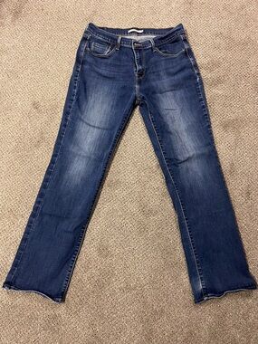 Levi's Women's Straight Leg Jeans in Medium Blue Wash